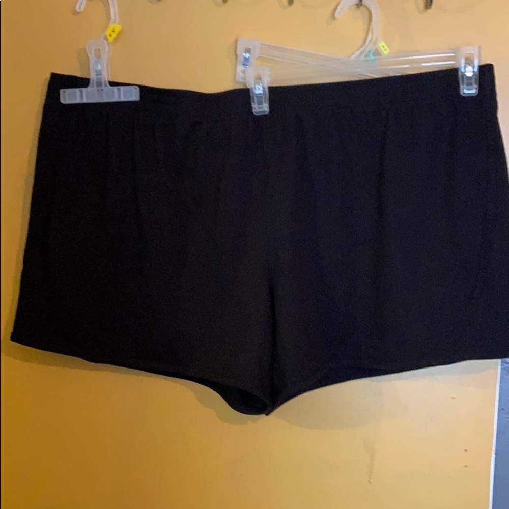 Gently used stretchy shorts——— R